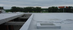izolace ploché střechy se světlíkem