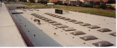 izolace ploché střechy s mnoha světlíky